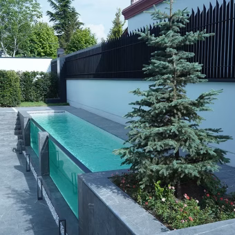 Choosing-a-glass-bottom-pool