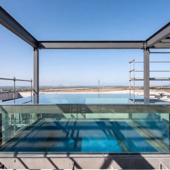 The-steps-of-making-a-glass-pool