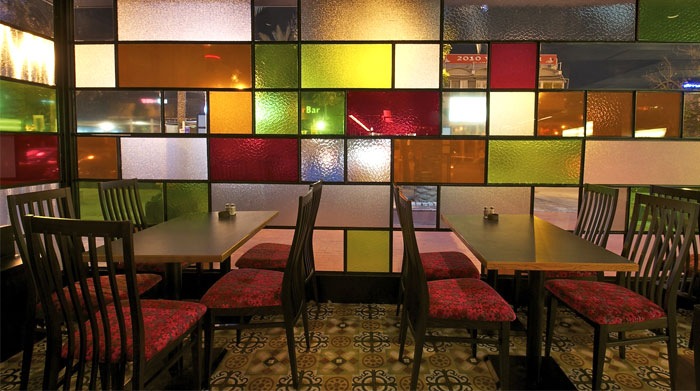 دیوار شیشه ای در رستوران