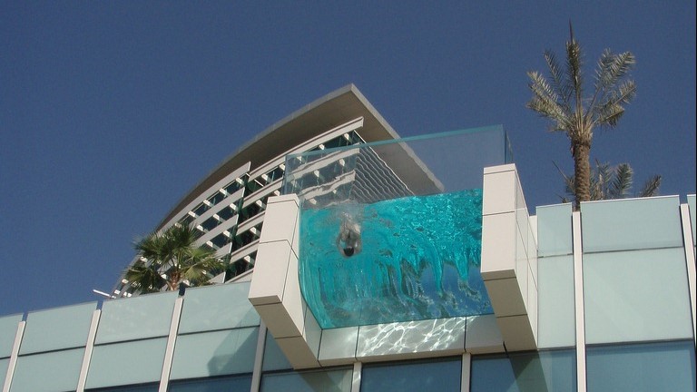 استخر شیشه ای مدرن ترین آیتم معماری